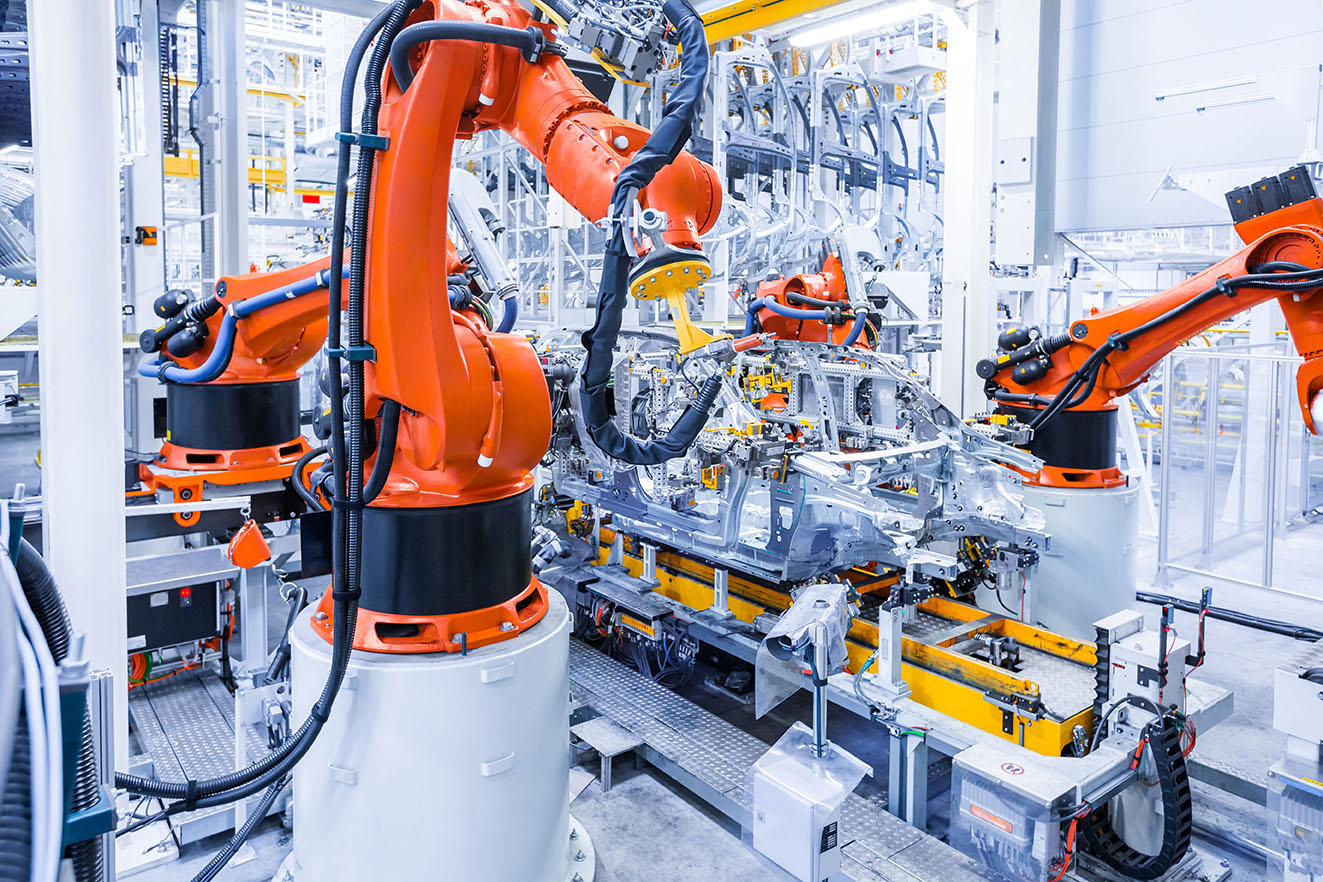 汽车制造厂里的机器人.jpg